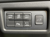 【ハンズフリーパワーバックドア】リアバンパー下部に足先を出し入れするだけでバックドアが自動で開閉♪両手が荷物でふさがっている時でもラクラク開閉操作が行えます!
