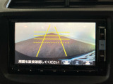 【リアワイドカメラ】3種類の表示で、後方確認をサポートします。『ノーマル画像』『広角180度画像』『真上からの見下ろし画像』をワンタッチで選べます。