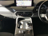 ドライバーが心に余裕をもって運転に集中できること、助手席や後席からもすっきりと前を見通せる空間の起点となり、全員が安心してドライブを楽しめることをモットーにシンプルなレイアウトとなっています。