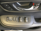 電動格納式リモコンドアミラーと、パワーウィンドウマスタースイッチ等は運転席ドアにあります。