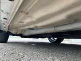 ボディや下回りのサビが非常に少ない、関東からの厳選仕入れ車です!さらに、綺麗な状態が続く様、下回りの洗浄、塗装をしております!
