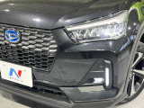 【アダプティブハイビーム】遠くまで明るく照らすハイビームを先行車や対向車に照射しない様、自動で調整!毎回手動で切り替える必要がなく、夜間走行時のストレスも軽減。安全性向上にも寄与します。