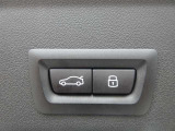 電動リアゲート装備。バンパー下でのキックオープン&クローズ機能も装備です。