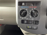 【マニュアルエアコン】車内温度を調整してくれます。