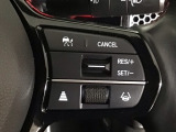 【アダプティブ・クルーズ・コントロール】予め設定した車速内でクルマが自動的に加減速。 前走車との適切な車間距離を維持しながら追従走行し、高速道路でのドライバーの疲労を軽減してくれる嬉しい機能付♪