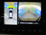 上からの視点で狭い駐車場への駐車に役立つ、アラウンドビューモニター対応メモリーナビ装備。