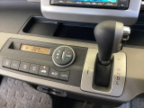 CVT車のセレクトレバーです。低速から高速まで、変速ショックのないスムーズな走りを実現するとともに、エンジン効率のよい領域を維持することで燃費にも貢献します。