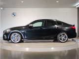 【拘りのFR】BMWが多く採用するFR車。ダイレクトでスポーティな加速感・シャープなハンドリングを実現。縦置きエンジンレイアウトにより、フラットで上質な乗り味です。