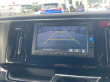 カーナビ付きです。カーナビの機能や保証につきましては、担当スタッフまでお尋ねください。