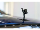 Rolls-Royceの象徴であるスプリットオブエクスタシーはブラックアウトされダークな雰囲気がございます