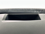 【ヘッドアップディスプレイ(HUD)】フロントウインドウガラスに走行情報を投影します。運転中の目線と重なるように表示されるので、少ない視線移動で速度が確認できるので、 ドライビングに集中できます!