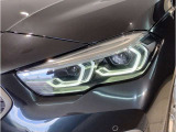 【LEDヘッドライト】先進のLEDテクノロジーを採用。放射される白色光の周波特性は太陽光に近く、バイキセノン・ヘッドライトを上回るコントラストで更に明るく輝きます!