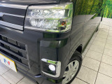 【LEDヘッドライト】悪天候や夜間走行時も良好な視界を確保し安心して運転できる高輝度LEDヘッドライトを装備!点灯速度が早く、消費電力も抑えられています。