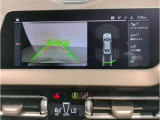 【バックモニター】”R”レンジにシフトチェンジして頂くとバックカメラとセンサーが起動し駐停車時の運転をサポートします。