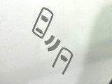 【ブラインドスポットモニター】走行中、ドアミラーの死角になりやすい箇所に後続車が接近するとサイドミラーのレンズに警告を表示!ドライバーに注意喚起をしてくれます。