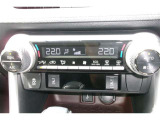オートエアコンを装備。好きな温度で設定をすれば、自動で車内を快適な温度にできます。