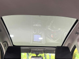 【ガラスルーフ】ガラスルーフ搭載で車内の解放感が一気にアップ!開放的なドライブをお楽しみいただけます。
