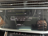 マットブラックにホワイトのLIBERALAのロゴの建物と看板が目印です。