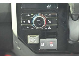 【オートエアコン】一度お好みの温度に設定すれば、車内の温度を検知し風量や温度を自動で調整。暑い…寒い…と何度もスイッチ操作をする必要はありません。快適な車内空間には必須の機能ですね