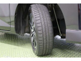 タイヤサイズ 165/65R14。スタイリッシュなデザインの純正アルミホイールを装着しています。