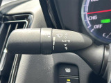 【オートワイパー(AUTO)】雨が降り出した時に、雨滴検出用センサー(レインセンサー)が雨滴を感知すると、自動でワイパーが動作します。