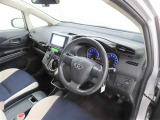シンプルなデザインで操作性の良い運転席廻りです。