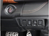 ボタンでエンジン始動が可能な、プッシュスタート機能搭載!もしもの時の、盗難警報装置イモビライザーも同時に装備されております! キーレスのボタン、もしくは、ドアハンドルのスイッチセンサーで開閉可能です!