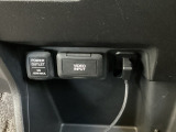 アクセサリーソケットはUSBのアダプターなどをつければ、スマホの充電にも使えます。周辺には物が置けるボックスがついています。