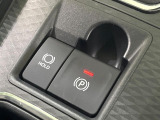 【電動パーキングブレーキ】パーキングブレーキは便利な電動式!ボタン一つで操作でき、アクセルを踏めば自動で解除されます♪レバーやペダルが無いので運転席廻りもすっきりしますね♪