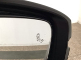 斜め後ろに存在する車を探知。その方向のドアミラー鏡面上にマークを表示し、存在をお知らせしてくれます。また、その方向にウインカーを操作すると、マークの点滅と警告音で注意を促します!