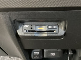 エアコンパネルの下にETCがついています。高速道路の料金所の通過も楽々です!。 カードの取り出しもしやすい場所についています。