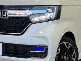 【LEDヘッドライト】悪天候や夜間走行時も良好な視界を確保し安心して運転できる高輝度LEDヘッドライトを装備!点灯速度が早く、消費電力も抑えられています。