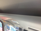 天井前部にはオーバーヘッドシェルフ付きです。荷物がたくさん収納できます。