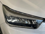 【LEDヘッドライト】悪天候や夜間走行時も良好な視界を確保し安心して運転できる高輝度LEDヘッドライトを装備!点灯速度が早く、消費電力も抑えられています。