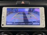 バックモニターで、後方を確認しながら安心して駐車することができます。※カメラが映し出す範囲は限られています。必ず車両周辺の安全を直接確認してください。
