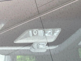 【三菱e-Assist】走行中に前方の車両等を認識し、衝突しそうな時は警報とブレーキで衝突回避と被害軽減をアシスト。より安全にドライブをお楽しみいただけます。