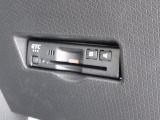 運転席側ダッシュインパネ下部にナビ連動タイプのETC(1.0)を装着しています。