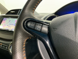 ステアリングにオーディオ操作スイッチが付いています。オーディオ画面に直接タッチしなくても操作が出来ますので、運転に集中できます。