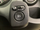 ハンドルの右側に電動格納付きパワーミラーの操作スイッチがついています。左右のサイドミラーの角度調節も微調整ができて便利です。