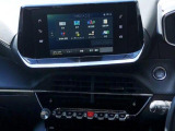 Apple CarPlay、Android Auto 対応。スマホを接続するとタッチスクリーン上でマップ、通話、メッセージ、ミュージックなどのアプリをスマホ同様に操作できるミラースクリーン機能搭載