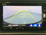 【バックカメラ】運転が苦手な方も車庫入れラクラクです!ギアをリバースに入れれば自動的に切り換わりますので、面倒な操作は不要です♪狭い駐車場もお車を傷つけず安心ですね!