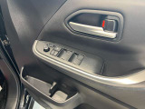 パワーウィンドウのスイッチですよ。運転席に居ながら窓を開け閉めのコントロールできます。