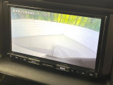 【バックカメラ】駐車時に後方がリアルタイム映像で確認できます。大型商業施設や立体駐車場での駐車時や、夜間のバック時に大活躍!運転スキルに関わらず、今や必須となった装備のひとつです!