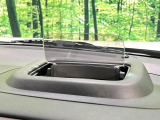 【ヘッドアップディスプレイ】現在の速度や走行情報をデジタル表示で運転席前方のガラスに投影!運転中、目線をずらさず必要な情報を確認できるのでとっても便利で安心!
