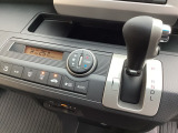 CVT車のセレクトレバーです。低速から高速まで、変速ショックのないスムーズな走りを実現するとともに、エンジン効率のよい領域を維持することで燃費にも貢献します。