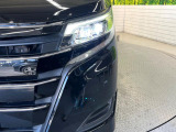 【LEDヘッドライト】悪天候や夜間走行時も良好な視界を確保し安心して運転できる高輝度LEDヘッドライトを装備!点灯速度が早く、消費電力も抑えられています。