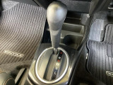 CVT車のセレクトレバーです。低速から高速まで、変速ショックのないスムーズな走りを実現するとともに、エンジン効率のよい領域を維持することで燃費にも貢献します。