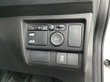 左側電動スライドドアは運転席からでも操作ができるように、ハンドル付近に開閉の操作スイッチが付いています。VSA(ABS+TCS+横滑り抑制)の解除スイッチもついています。