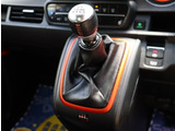 『1台』のお車に対して、3名体制で日々議論を重ね仕入れを行っております。