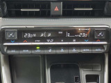 【デュアルエアコン】運転席・助手席で別々に快適さを得られるように、空調にもきめ細やかな配慮をしています。オートエアコン付き。
